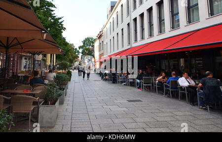 Ulm, Allemagne - 28 juillet 2017 : Les gens de manger le dîner dans un restaurant derrière Ulm Minster
