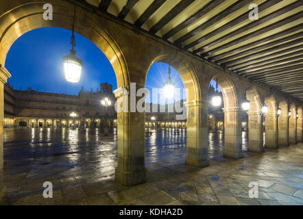 Arches à la plaza mayor en temps le soir. Salamanca, Espagne Banque D'Images