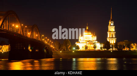 Soirée shot of illuminated cathédrale de la transfiguration et orthodoxe russe moyen moteur bridge situé à Rybinsk, en Russie Banque D'Images