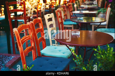 Vue rapprochée sur les chaises en bois coloré d'un restaurant à la Grèce. Banque D'Images