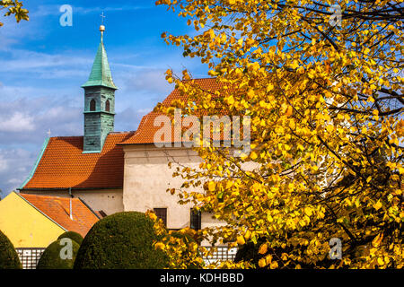 Prague automne, arrière-plan le monastère des Capucins avec l'église notre-Dame Reine des Anges Prague Hradcany République tchèque Prague Novy Svet - Nouveau monde Banque D'Images