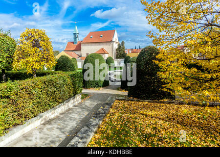 Jardin de Prague du Palais Cernin et le monastère Capucin Eglise de notre Dame Reine des Anges Hradcany jardins de Prague Hedge automne République tchèque Banque D'Images