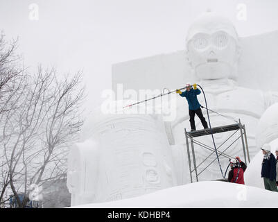 L'équipe d'entretien prépare l'exposition de sculpture sur neige de Star Wars pour le festival de neige de Sapporo, Hokkaido, Japon Banque D'Images