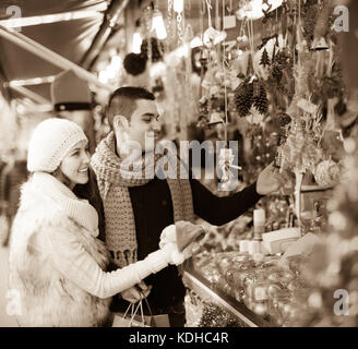 Bel homme avec jeune petite amie à l'encontre de x-mas l'accent peu profondes. Banque D'Images