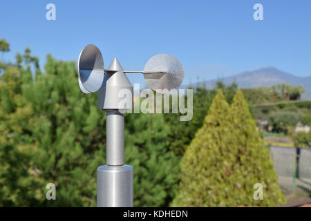Close up de l'aluminium sur le toit, d'un anémomètre Banque D'Images