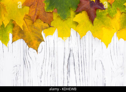 Les feuilles d'automne sur fond de bois with copy space Banque D'Images