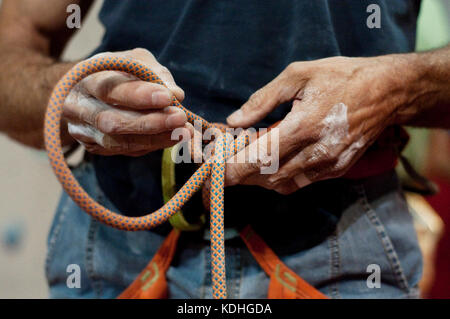 Man Rock Climber Hands Holding Rope Banque D'Images