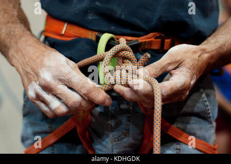 Man Rock Climber Hands Holding Rope Banque D'Images