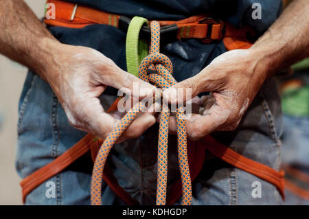 Man Rock Climber Hands Holding Rope Banque D'Images