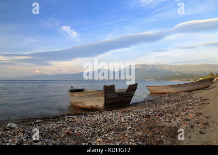 Bateaux de pêche en bois amarré sur la plage du lac d'Ohrid à Pogradec, Albanie Banque D'Images