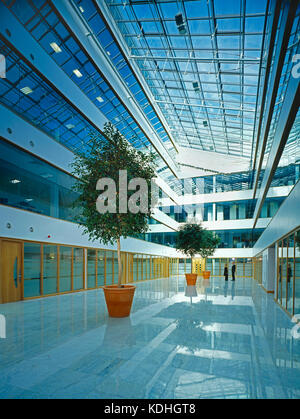 Architecture. Intérieur de l'atrium du bâtiment commercial. Banque D'Images