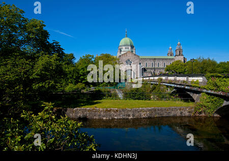 La Cathédrale de Galway et le saumon Weir Pont sur la rivière Corrib, Galway, comté de Galway, Irlande Banque D'Images