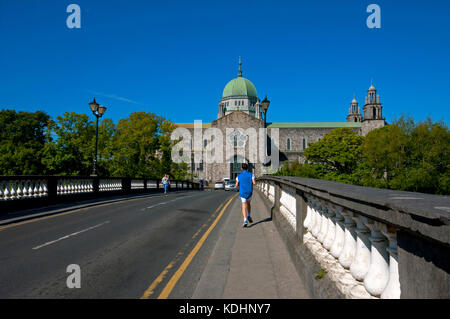 La Cathédrale de Galway et le saumon Weir Pont sur la rivière Corrib, Galway, comté de Galway, Irlande Banque D'Images