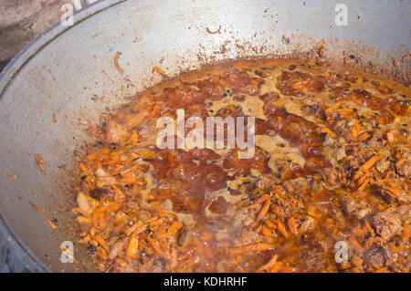 Bograch cuisine goulash en grand chaudron - dans l'alimentation de rue ville jour festival de Dniepr, l'ukraine Banque D'Images