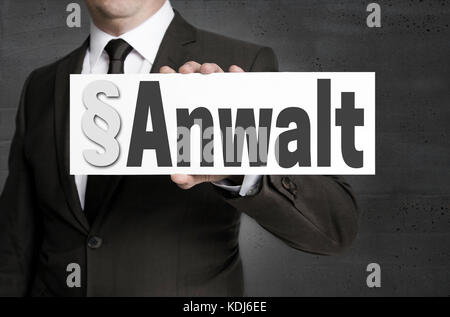 Anwalt (en allemand) bouclier est tenu par l'homme d'affaires. Banque D'Images