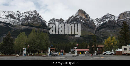 Promenade des glaciers, de l'Alberta, canada - circa septembre 2015 : les montagnes faire une belle toile de fond pour le passage à niveau de la station de gaz et de stocker dans l'Alberta, Banque D'Images