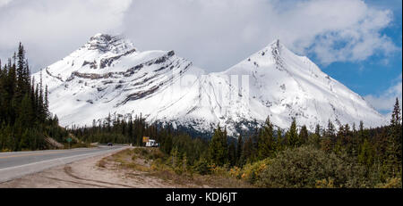 Une vue plus rapprochée de soeur sommets couverts de neige dans le parc national Jasper, Alberta, Canada. Banque D'Images