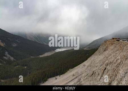 L'approche peu à peu de neige dans le parc national Jasper, Alberta, Canada. Banque D'Images