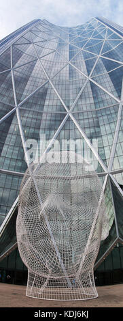 Calgary, Alberta/canada - août 30, 2015 : 'wonderland', une sculpture réalisée par designer barcelone Jaume Plensa, est assis dans de de "l'arc" en ca Banque D'Images