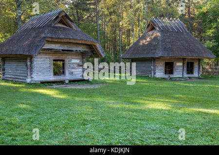 Vieille maison de bois de l'habitat traditionnel des populations autochtones de l'Estonie Banque D'Images