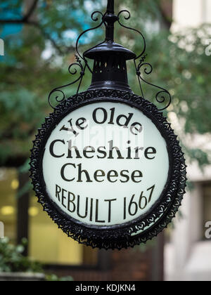 Ye Olde Cheshire Cheese - signe extérieur de la Pub dans Fleet Street, Londres, reconstruit en 1667 après le Grand Incendie de Londres Banque D'Images