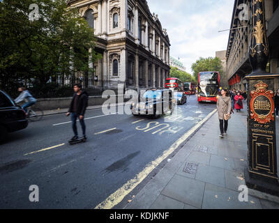 Banlieue Skateboarding Londres - un homme skateboards par le trafic sur le brin dans le centre de Londres, UK Banque D'Images