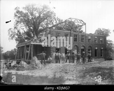 Sigma Chi fraternity house en construction avec des ouvriers à l'avant 1913 (3191336217) Banque D'Images