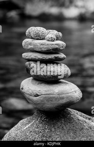 Une image en noir et blanc d'un rock bien équilibré cairn. Banque D'Images