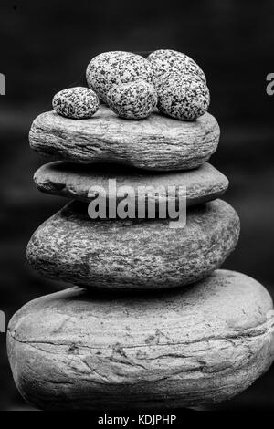 Une image en noir et blanc d'un rock bien équilibré cairn. Banque D'Images