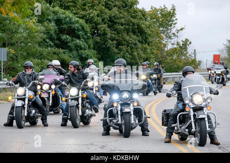 Port Dover, Ontario, Canada, le 13 octobre 2017. Des milliers de motocyclistes de partout au Canada et aux États-Unis se réunissent pour le vendredi 13 Motorcycle Rally, organisé tous les vendredi le 13 à Port Dover, Ontario, Canada, depuis 1981. L'événement est l'un des plus grands jours événements moto dans le monde. Cette année, la douceur du climat a contribué à un grand nombre de cyclistes et de spectateurs, avec des centaines de motos personnalisées, des fournisseurs, de la musique live et des gens intéressants à regarder. Remplir les rues motards arrivant à l'événement à Port Dover. Credit : Rubens Alarcon/Alamy Live News Banque D'Images