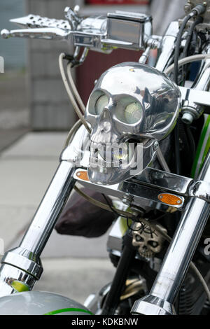 Port Dover, Ontario, Canada, le 13 octobre 2017. Des milliers de motocyclistes de partout au Canada et aux États-Unis se réunissent pour le vendredi 13 Motorcycle Rally, organisé tous les vendredi le 13 à Port Dover, Ontario, Canada, depuis 1981. L'événement est l'un des plus grands jours événements moto dans le monde. Cette année, la douceur du climat a contribué à un grand nombre de cyclistes et de spectateurs, avec des centaines de motos personnalisées, des fournisseurs, de la musique live et des gens intéressants à regarder. Phare de moto en forme de crâne humain. Credit : Rubens Alarcon/Alamy Live News Banque D'Images