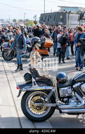 Port Dover, Ontario, Canada, le 13 octobre 2017. Des milliers de motocyclistes de partout au Canada et aux États-Unis se réunissent pour le vendredi 13 Motorcycle Rally, organisé tous les vendredi le 13 à Port Dover, Ontario, Canada, depuis 1981. L'événement est l'un des plus grands jours événements moto dans le monde. Cette année, la douceur du climat a contribué à un grand nombre de cyclistes et de spectateurs, avec des centaines de motos personnalisées, des fournisseurs, de la musique live et des gens intéressants à regarder. Un squelette en plastique ornent l'arrière d'une moto en stationnement sur rue principale. Credit : Rubens Alarcon/Alamy Live News Banque D'Images