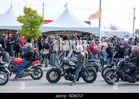 Port Dover, Ontario, Canada, le 13 octobre 2017. Des milliers de motocyclistes de partout au Canada et aux États-Unis se réunissent pour le vendredi 13 Motorcycle Rally, organisé tous les vendredi le 13 à Port Dover, Ontario, Canada, depuis 1981. L'événement est l'un des plus grands jours événements moto dans le monde. Cette année, la douceur du climat a contribué à un grand nombre de cyclistes et de spectateurs, avec des centaines de motos personnalisées, des fournisseurs, de la musique live et des gens intéressants à regarder. Les motards line-up équitation ils motos dans une rue du centre-ville. Credit : Rubens Alarcon/Alamy Live News Banque D'Images