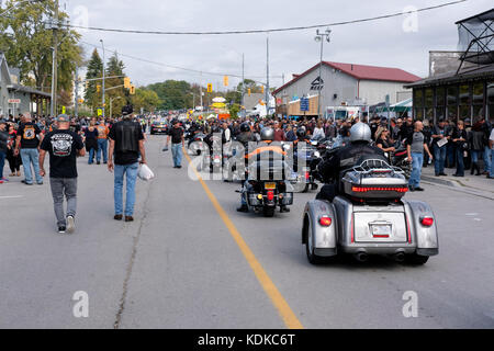 Port Dover, Ontario, Canada, le 13 octobre 2017. La foule se promener le long de la rue Main à Port Dover. Des milliers de motocyclistes de partout au Canada et aux États-Unis se réunissent pour le vendredi 13 Motorcycle Rally, organisé tous les vendredi le 13 à Port Dover, Ontario, Canada, depuis 1981. L'événement est l'un des plus grands jours événements moto dans le monde. Le temps doux a contribué pour un grand nombre de cyclistes et de spectateurs, avec des centaines de motos personnalisées, des fournisseurs, de la musique live et des gens intéressants à regarder. Propriétaires de moto défilant à travers la rue. Credit : Rubens Alarcon/Alamy Live News Banque D'Images