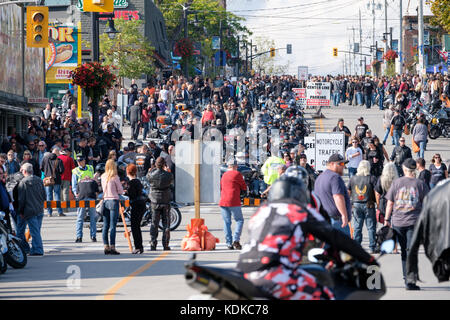 Port Dover, Ontario, Canada, le 13 octobre 2017. La foule se promener le long de la rue Main à Port Dover. Des milliers de motocyclistes de partout au Canada et aux États-Unis se réunissent pour le vendredi 13 Motorcycle Rally, organisé tous les vendredi le 13 à Port Dover, Ontario, Canada, depuis 1981. L'événement est l'un des plus grands jours événements moto dans le monde. Cette année, la douceur du climat a contribué à un grand nombre de cyclistes et de spectateurs, avec des centaines de motos personnalisées, des fournisseurs, de la musique live et des gens intéressants à regarder. Credit : Rubens Alarcon/Alamy Live News Banque D'Images