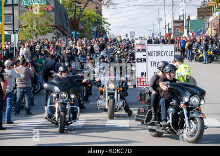 Port Dover, Ontario, Canada, le 13 octobre 2017. La foule se promener le long de la rue Main à Port Dover. Des milliers de motocyclistes de partout au Canada et aux États-Unis se réunissent pour le vendredi 13 Motorcycle Rally, organisé tous les vendredi le 13 à Port Dover, Ontario, Canada, depuis 1981. L'événement est l'un des plus grands jours événements moto dans le monde. Cette année, la douceur du climat a contribué à un grand nombre de cyclistes et de spectateurs, avec des centaines de motos personnalisées, des fournisseurs, de la musique live et des gens intéressants à regarder. Credit : Rubens Alarcon/Alamy Live News Banque D'Images