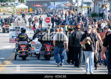 Port Dover, Ontario, Canada, le 13 octobre 2017. Des milliers de motocyclistes de partout au Canada et aux États-Unis se réunissent pour le vendredi 13 Motorcycle Rally, organisé tous les vendredi le 13 à Port Dover, Ontario, Canada, depuis 1981. L'événement est l'un des plus grands jours événements moto dans le monde. Le temps doux a contribué pour un grand nombre de cyclistes et de spectateurs, avec des centaines de motos personnalisées, des fournisseurs, de la musique live et des gens intéressants à regarder. La foule se promener le long de la rue Main à Port Dover surveillée par des policiers en moto. Credit : Rubens Alarcon/Alamy Live News Banque D'Images