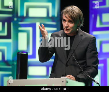 Francfort, Allemagne. 13 octobre 2017. L'acteur Jens Harzer dévoile son discours d'acceptation lors du 'Hessischen film- und Kinopreises' (Prix du cinéma et du cinéma de Hesse) à l'opéra Alte Oper à Francfort, Allemagne, le 13 octobre 2017. Harzer a été récompensé dans la catégorie « meilleur acteur ». Crédit : Frank Rumpenhorst/dpa/Alamy Live News Banque D'Images