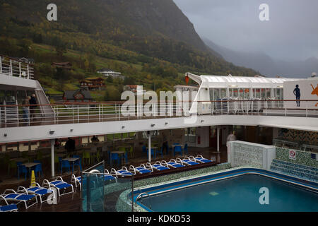 Olden, Norvège. 14Th Oct, 2017. Fortes pluies en Olden, Norvège, comme le navire de croisière Magellan arrive. Les bus touristiques et une terre d'attente de train sur l'attente de passagers à terre pour être prises à divers endroits Crédit : Keith Larby/Alamy Live News Banque D'Images