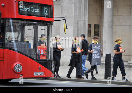 Londres, Royaume-Uni. 14 octobre 2017. Les gens prennent part à la "La Marche Pour La Liberté", en marchant autour de la capitale qui manifestent contre l'esclavage moderne. La protestation est coordonné avec d'autres horizons qui groupe abolitionniste A21 est mise en scène dans 400 villes dans le monde le même jour. Les masques faciaux représente le silence des esclaves modernes. Crédit : Stephen Chung / Alamy Live News Banque D'Images
