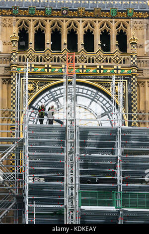 Westminster. Londres, Royaume-Uni. 14Th oct, 2017. l'horloge de l'elizabeth tower, communément connu sous le nom de Big Ben, est couvert par les échafaudages pour les travaux de rénovation de la tour et les chambres du parlement, au centre de Londres. Le projet dure environ quatre ans pour mener à un coût estimé à 61 millions €. crédit : dinendra haria/Alamy live news Banque D'Images