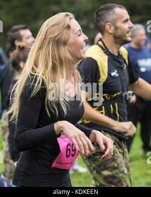 East Budleigh, Devon, 14th Oct 17 Participants à la réchauffer. Le Commando est un évènement annuel tenu le Woodbury Common, Devon, où les Royal Marines train régulièrement. Exécuter l'un ou l'autre des équipes 5 ou 10K à travers un terrain accidenté et grâce à de nombreux obstacles. Credit Photo : Alamy/Central Live News Banque D'Images