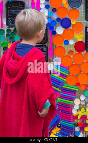 Bournemouth, Dorset, UK. 14Th Oct 2017. Bournemouth Arts par le Festival de la mer revient pour une septième année avec le festival de divertissement. Changer le cours des choses par Mick Stephenson - installation lumineuse, marcher dans une mer de plastique. Le plastique est l'un des matériaux les plus polyvalents jamais produit, mais son effet sur l'environnement est incalcuable. Credit : Carolyn Jenkins/Alamy Live News Banque D'Images