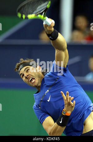 Shanghai, Chine. 14 octobre 2017. L'Espagnol Rafael Nadal sert lors du match de demi-finale en simple contre le croate Marin Cilic au tournoi ATP Shanghai Masters 2017 à Shanghai, dans l'est de la Chine, le 14 octobre 2017. Crédit : Fan Jun/Xinhua/Alamy Live News Banque D'Images