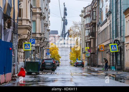 Météo russe, Moscou. samedi 14 octobre, 2017 jour nuageux pluvieux.. la température de  +6 с ( +43f). plutôt sombre dehors même dans la matinée. Les gens préfèrent rester à la maison. Les rues et les parcs sont presque vides. très cher maisons résidentielles dans une petite ruelle par le ostozhenka street. Le monument de la marine le tsar Pierre le Grand en l'arrière-plan. crédit : Alex's pictures/Alamy live news Banque D'Images