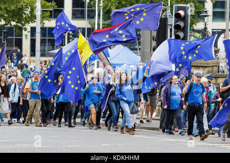 Bristol, Royaume-Uni. 14th octobre 2017. Les partisans pro de l'UE portant des pancartes, des panneaux et des drapeaux de l'Union européenne sont photographiés alors qu'ils marchent vers un rassemblement anti-Brexit au College Green. Le rassemblement a été organisé pour permettre aux gens de montrer leur soutien au Royaume-Uni qui reste dans l'Union européenne et pour célébrer la circonscription électorale du Parlement européen du Sud-Ouest et de Gibraltar et les avantages dont bénéficie la région dans le cadre de l'Union européenne. Credit: Lynchpics/Alamy Live News Banque D'Images