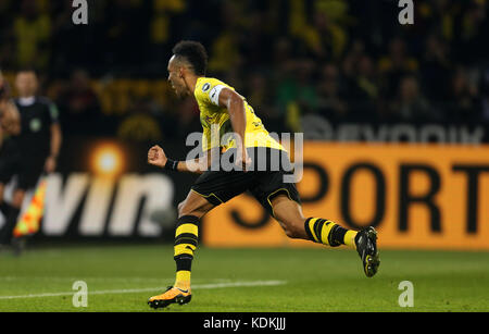 Dortmund, Allemagne. 14 octobre 2017. Pierre-Emerick Aubameyang de Dortmund célèbre le 2:3 lors du match de football allemand de Bundesliga entre le Borussia Dortmund et le RB Leipzig au signal Iduna Park à Dortmund, Allemagne, le 14 octobre 2017. (CONDITIONS D'EMBARGO - ATTENTION : en raison des directives d'accréditation, le LDF n'autorise la publication et l'utilisation que de 15 photos par match sur Internet et dans les médias en ligne pendant le match.) Crédit : INA Fassbender/dpa/Alamy Live News Banque D'Images