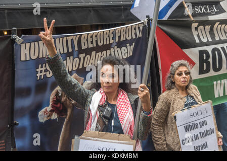 Londres, Royaume-Uni. 14 septembre 2017. Les droits de l'homme manifestant Inminds groupe holding un poteau avec de grands drapeaux palestiniens donne une 'V for victory' affiche à l'extérieur de Jason Atherton's Little restaurant Social Mayfair, appelant sur lui et chef Cary Dockerty à ne pas casser l'appel Palestinien pour un boycott culturel d'Israël en participant à l'événement culinaire Israël marque une "table ronde" à Tel-Aviv en novembre 2017. Crédit : Peter Marshall/Alamy Live News Banque D'Images