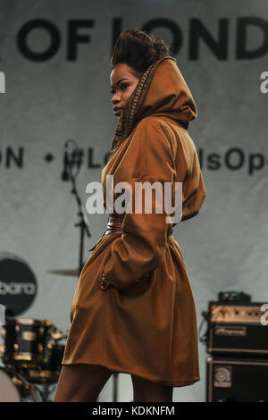 Londres, Royaume-Uni. 14Th oct, 2017. des résidents de London participer à l'événement sur la place de l'Afrique, qui rend célèbre les arts et la culture africaine, le 14 octobre 2017 sur Trafalgar Square à Londres. l'événement présentait des spectacles et de la nourriture traditionnelle et des boissons. crédit : voir li/Alamy live news Banque D'Images