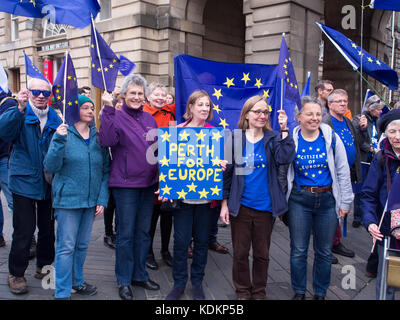 Edinburgh, UK - Oct 14, 2017 : les partisans de l'Union européenne Pro illustrée comme ils se sont réunis pour écouter les interventions lors d'un rassemblement contre l'Bexit tenue à Édimbourg, en Écosse en tant que l'un d'un certain nombre de rencontres dans l'UK pour montrer leur soutien à la poursuite de sa participation à l'Union européenne. Credit : AC Images/Alamy Live News Banque D'Images